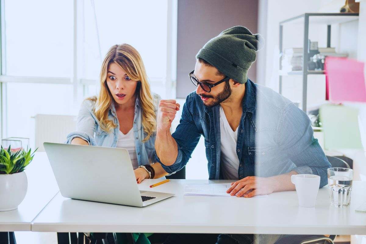 Uomo e donna davanti al pc