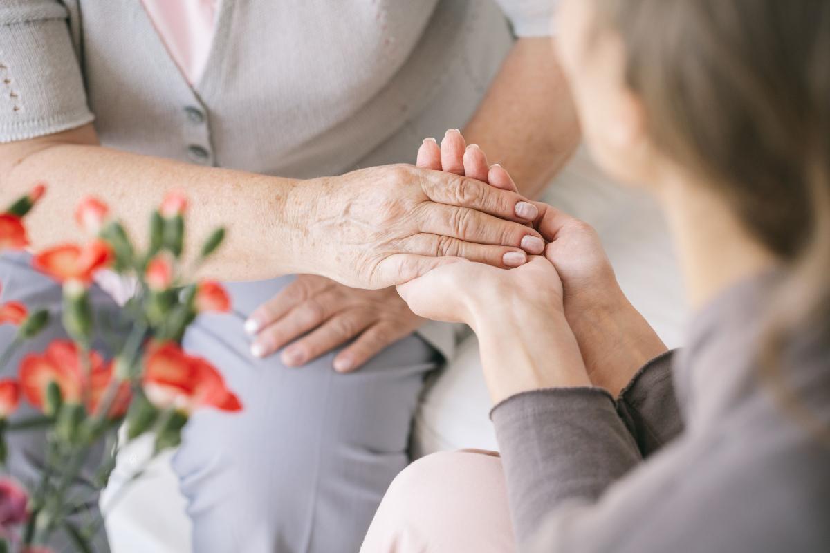 due donne che si tengono per mano