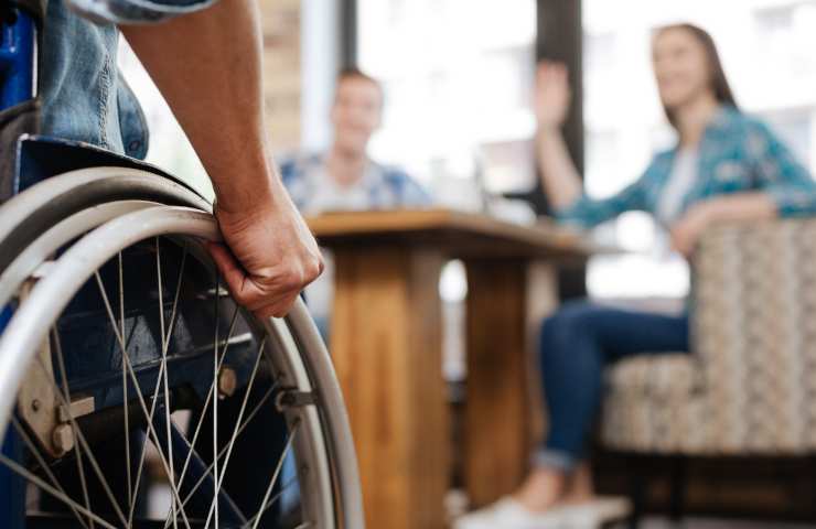 Disabile entra in una stanza