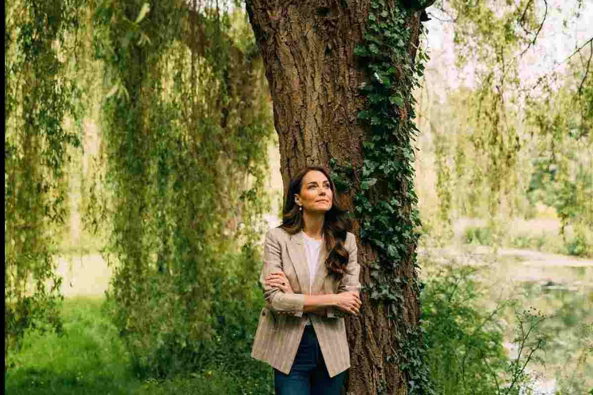 Kate Middleton vicino a un albero