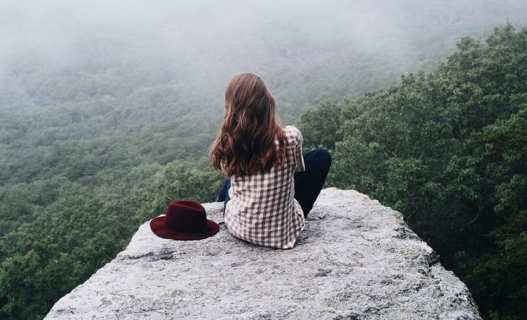 Ragazza rilassata guarda il panorama