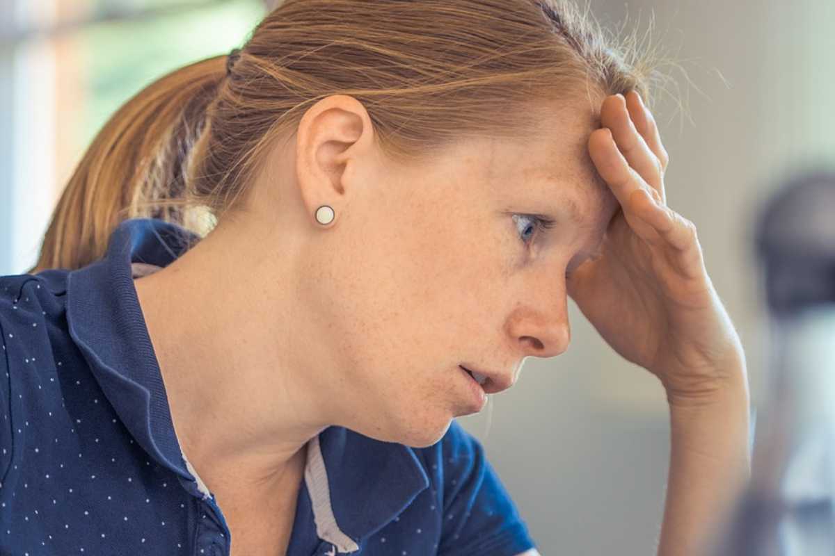 Ragazza stressata al computer