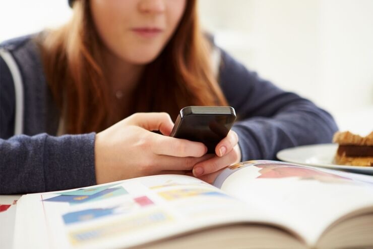 Adolescente, libro, smartphone 