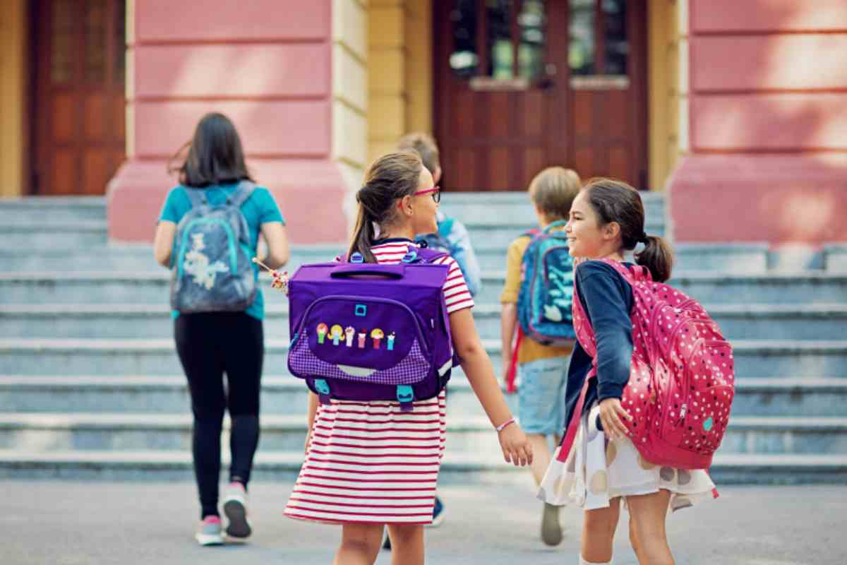 alunni entrano a scuola