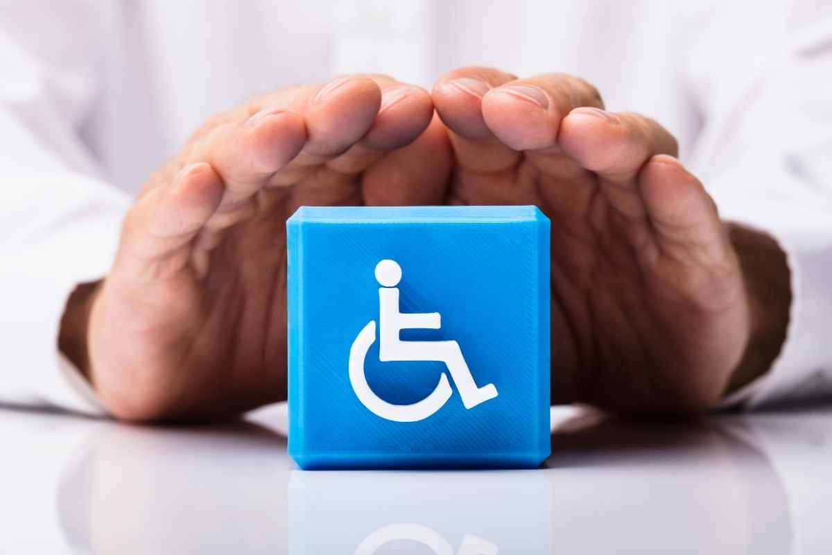 mani proteggono simbolo disabilità