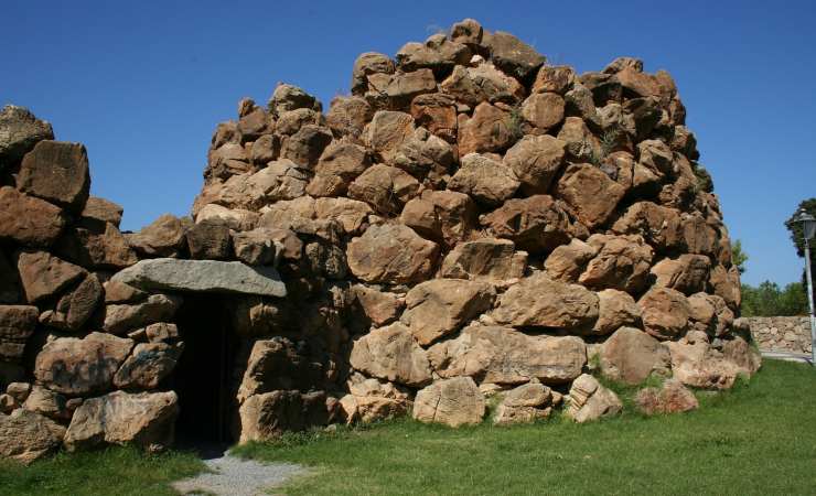 Un nuraghe integro in Sardegna