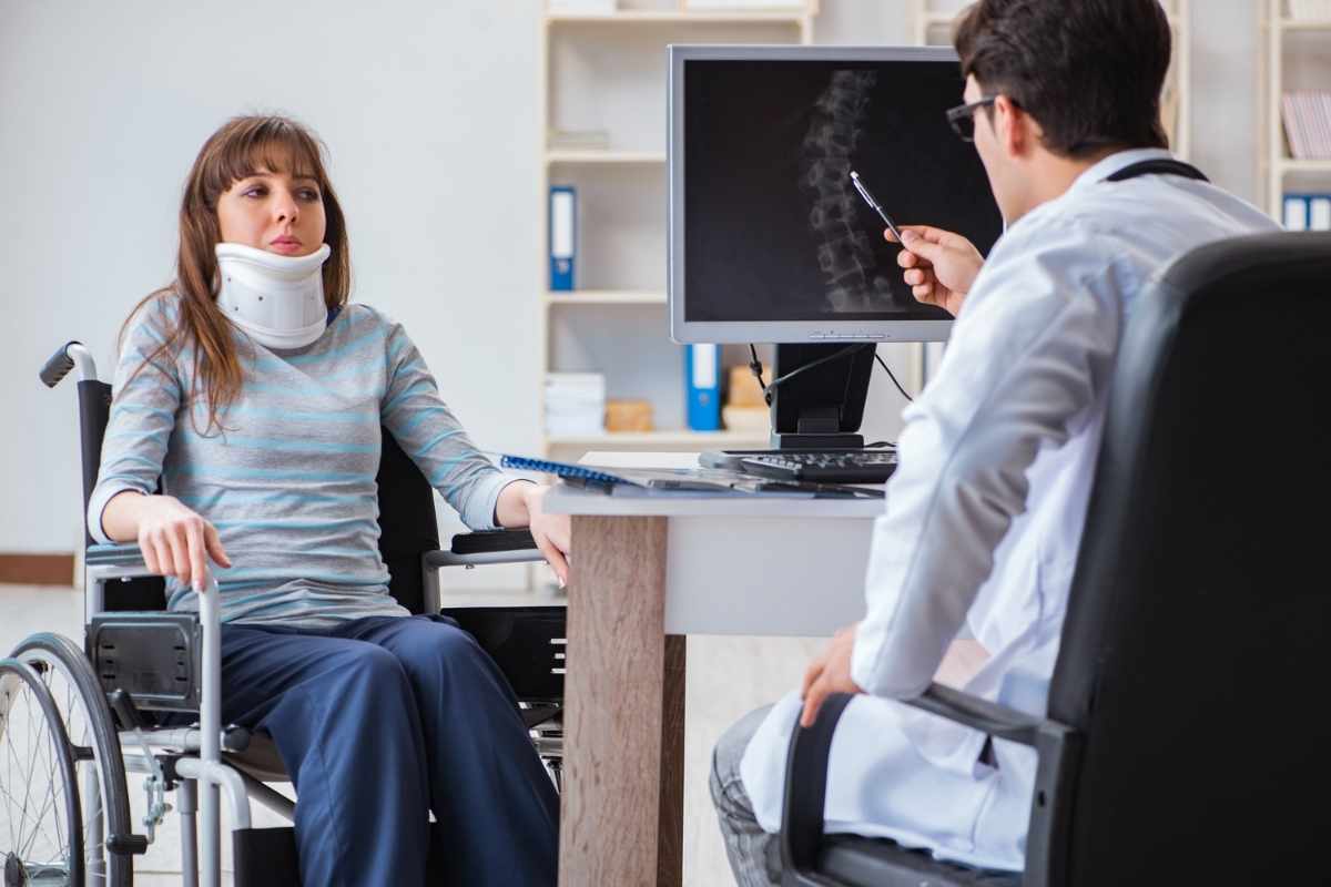 visita medica ragazza in carrozzina