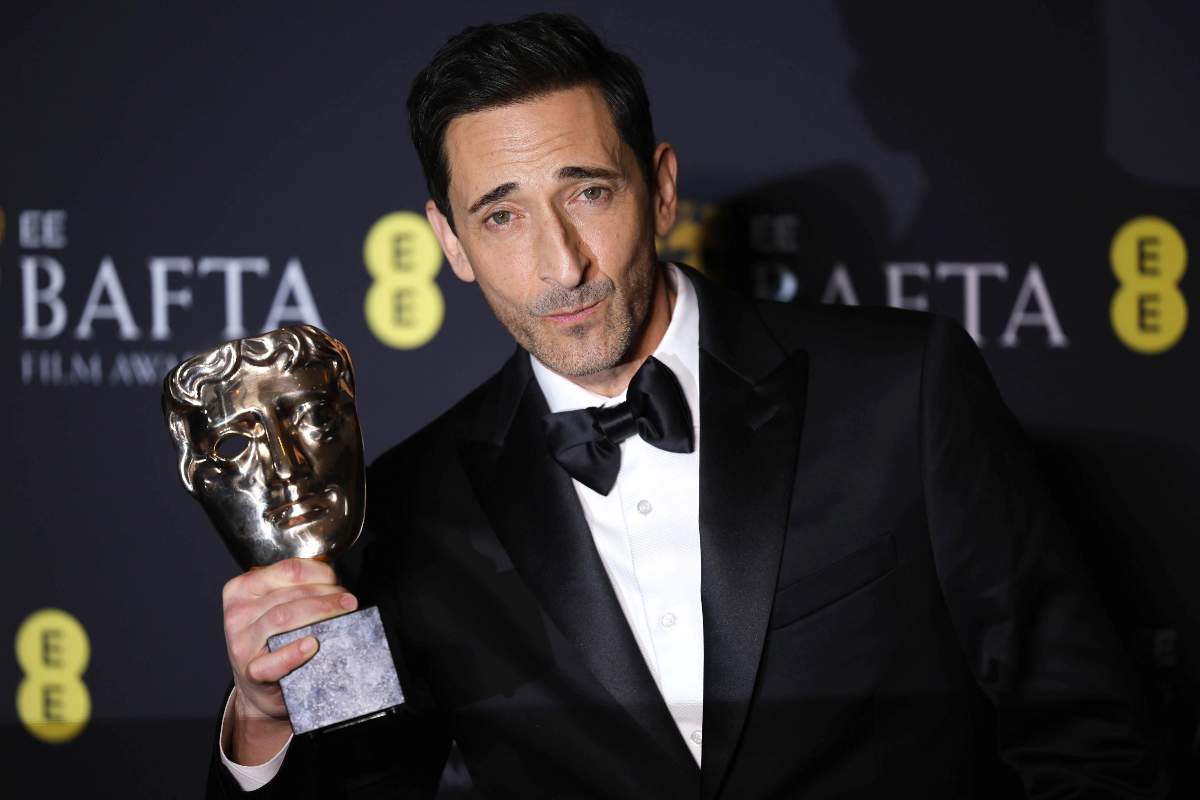 Adrian Brody stringe il premio BAFTA 2025