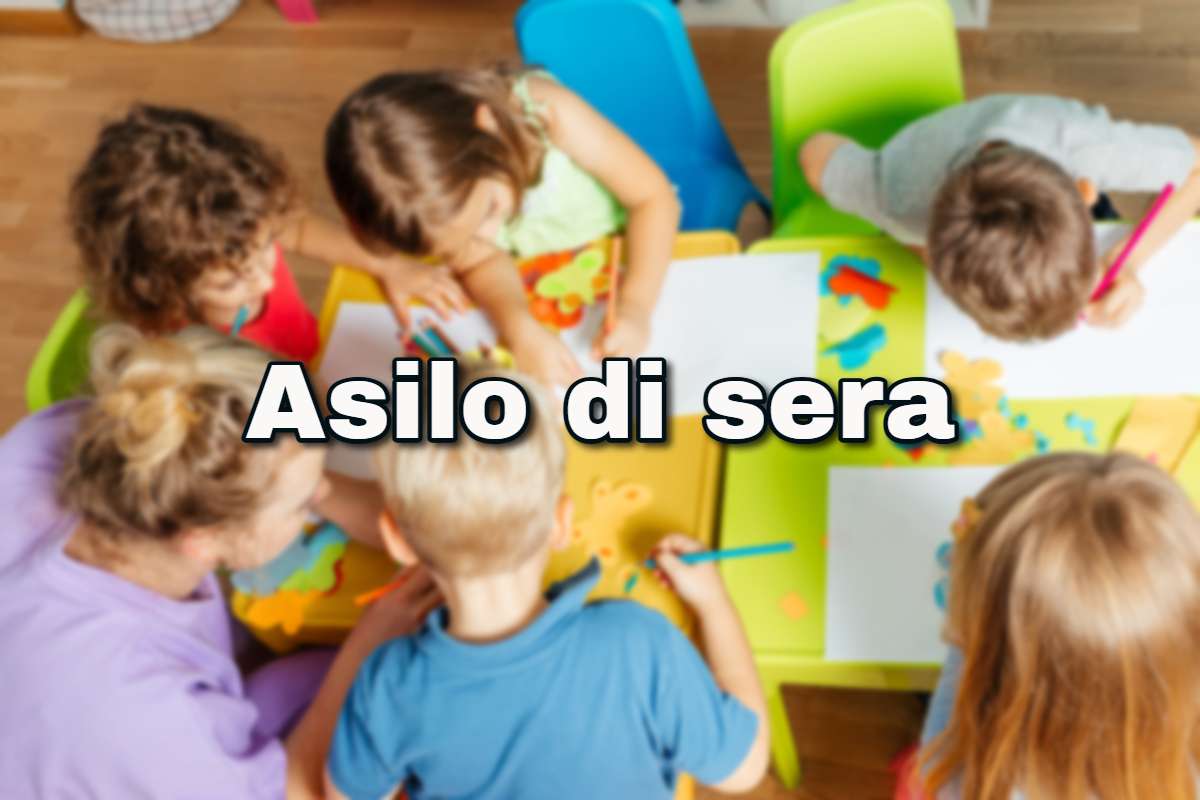 Bambini all'asilo di sera