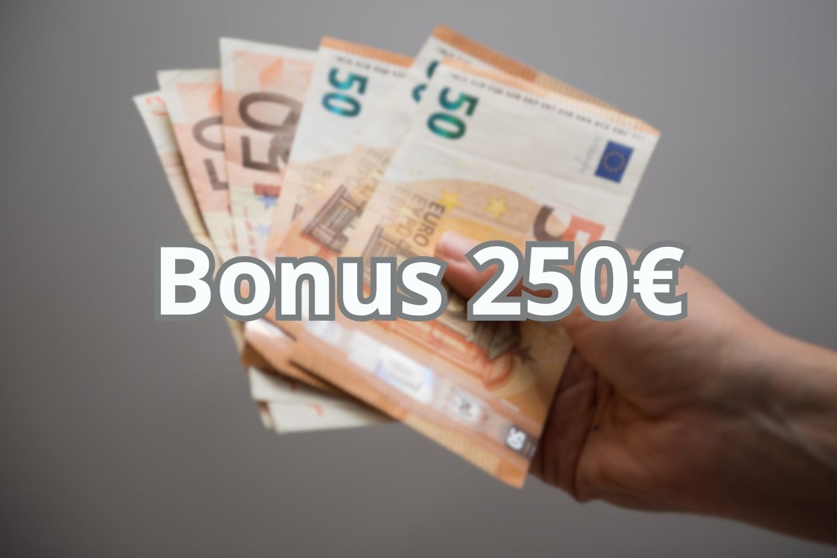 Banconote in mano da 50€ e scritta bonus 250€