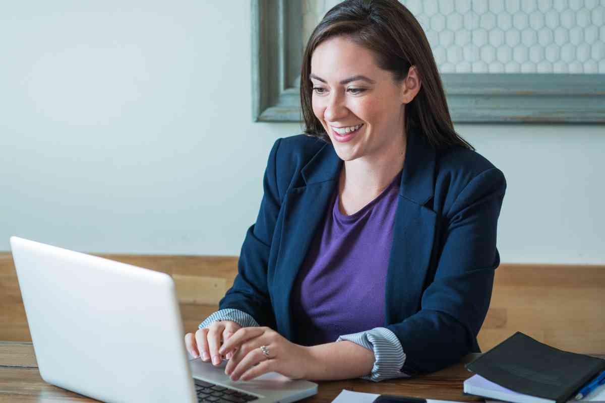 Donna sorridente al pc