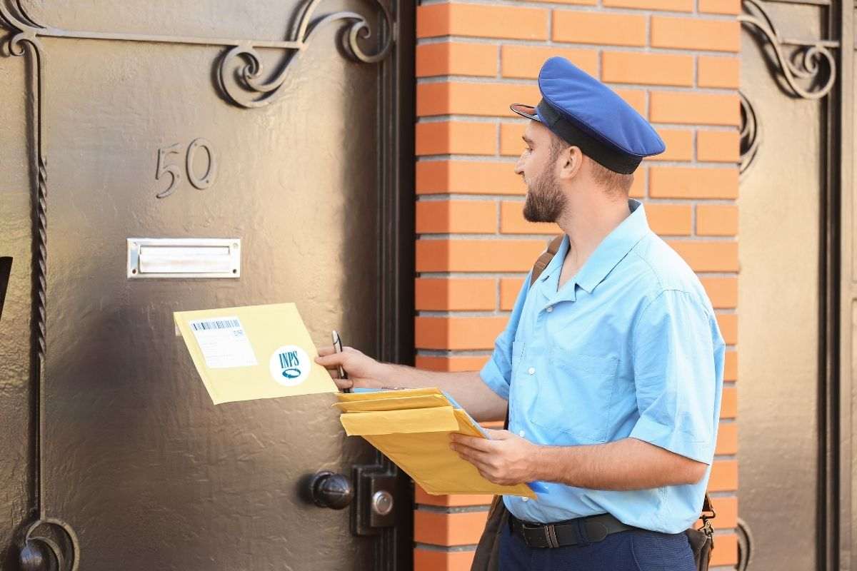 Postino che bussa alla porta per consegnare una raccomandata INPS