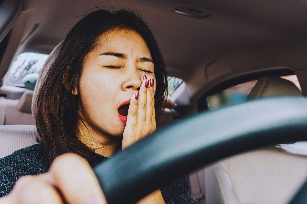 Donna che sbadiglia in auto