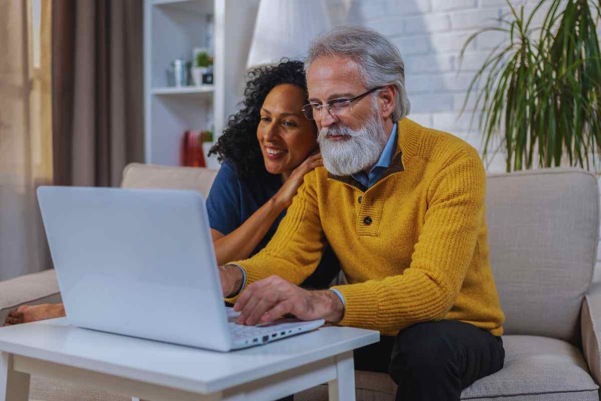 Uomo e donna davanti al PC