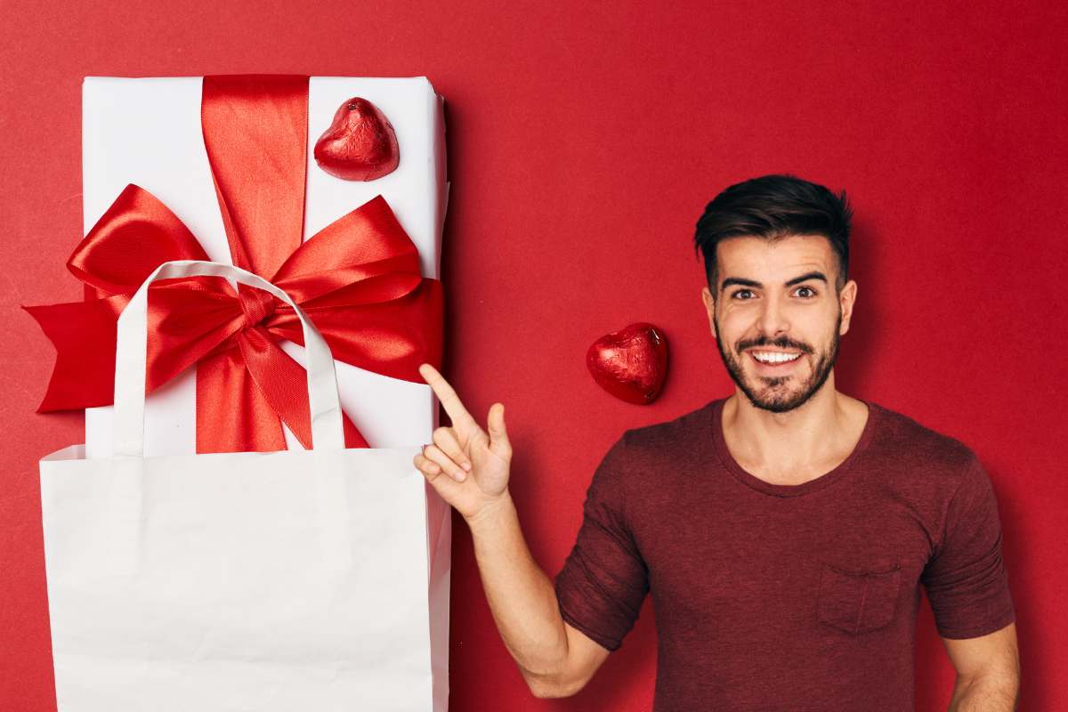 Ragazzo che indica un regalo di San Valentino