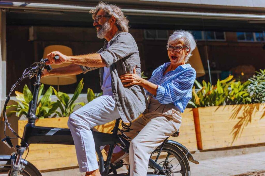 Pensionati si divertono in bici