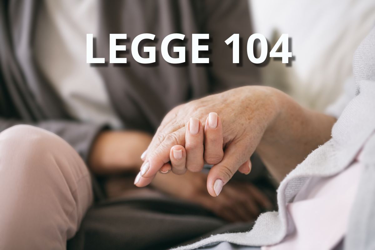 mano che indica supporto familiare e scritta legge 104