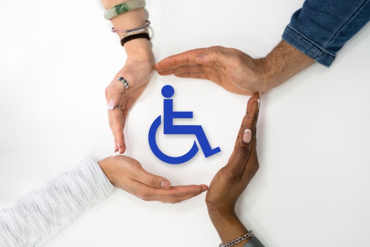 Logo disabilità e mani che lo proteggono