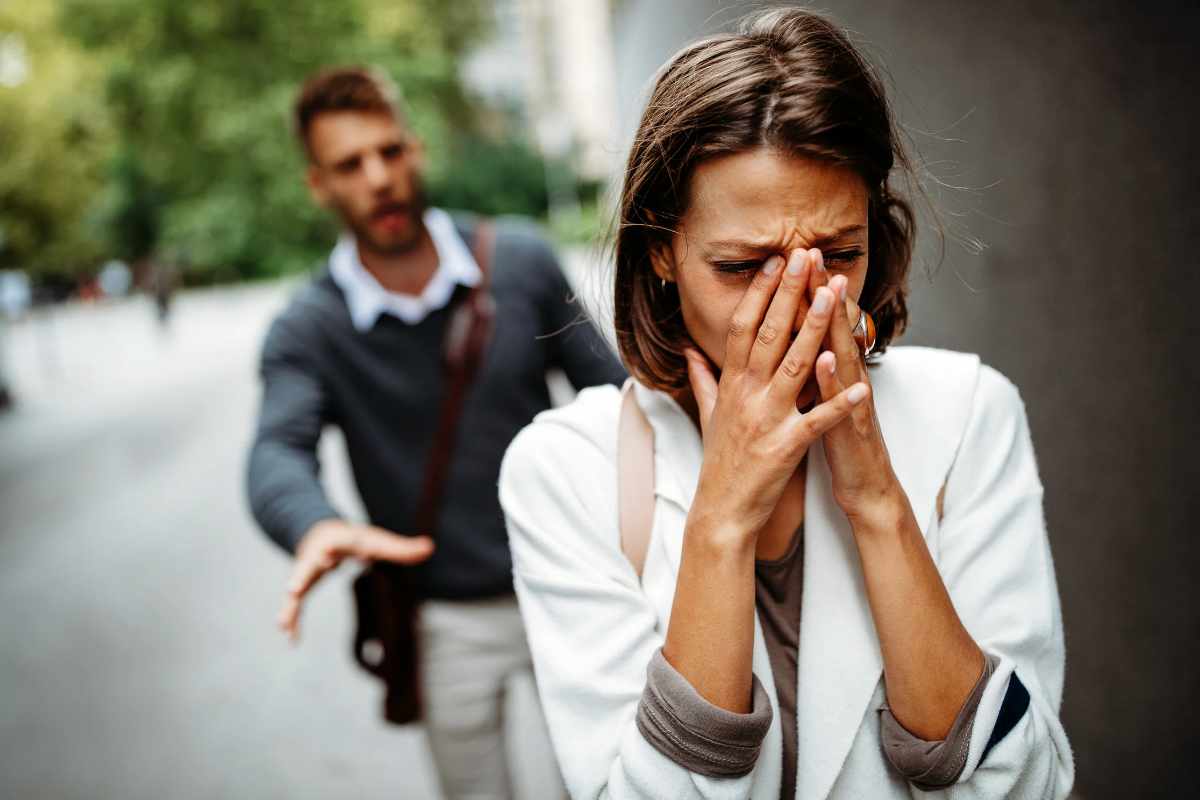 Donna che piange e uomo che la rincorre