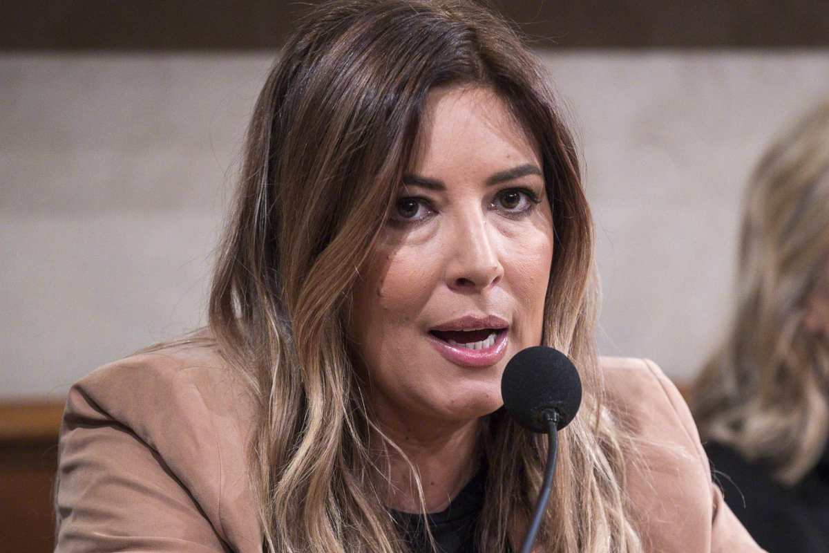 Selvaggia Lucarelli parla con il microfono di fronte