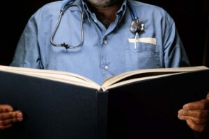 medico con libro degli appuntamenti in mano