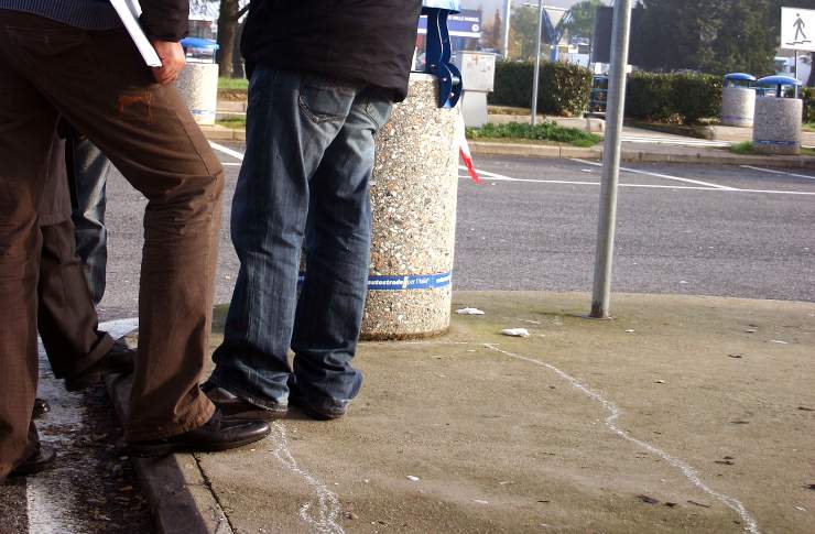 mezzo busto di due uomini che parlano per le strade di Frosinone