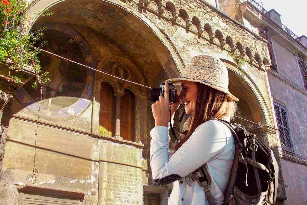 donna che fotografa un monumento di Anagni