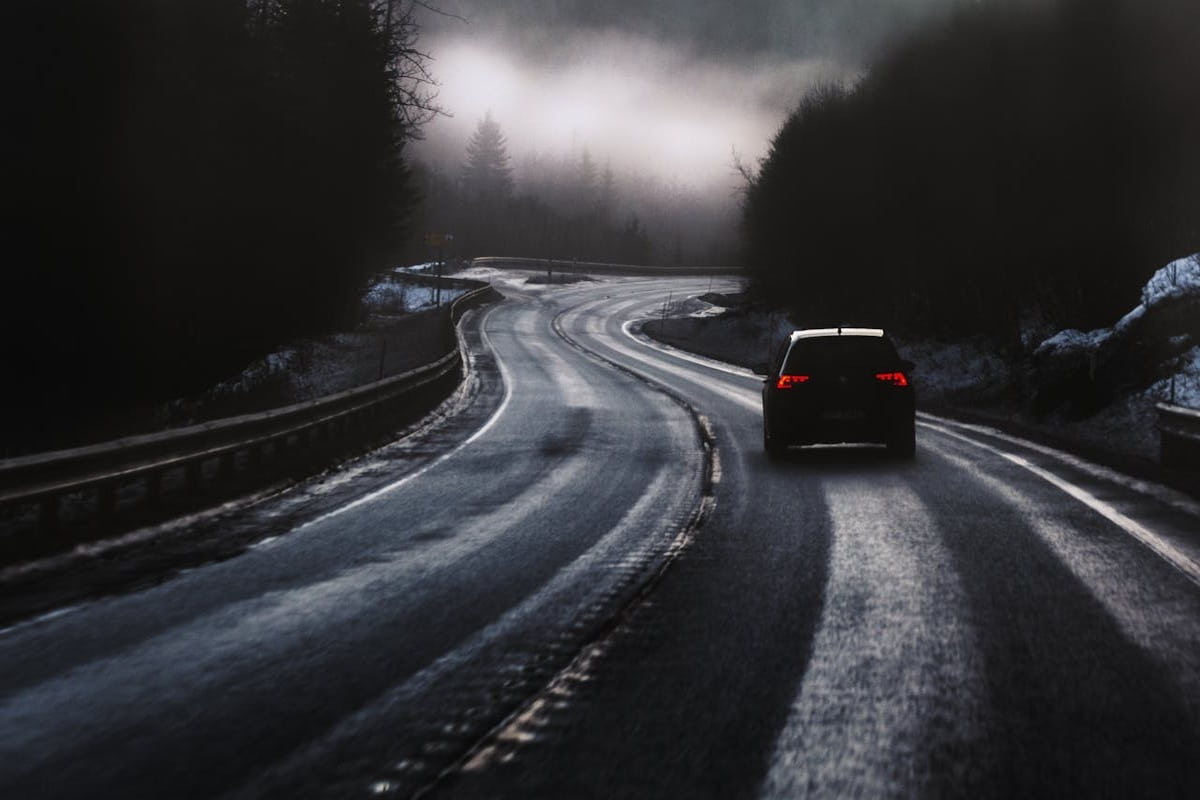 auto su strada con nebbia