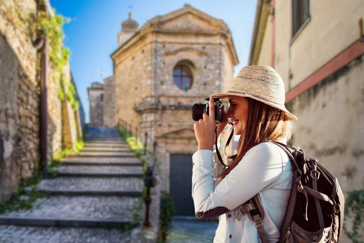 turista che scatta una foto ad un abbazia ciociara