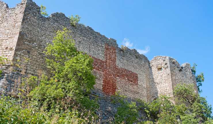 Castello di Vicalvi con la croce rossa sul lato