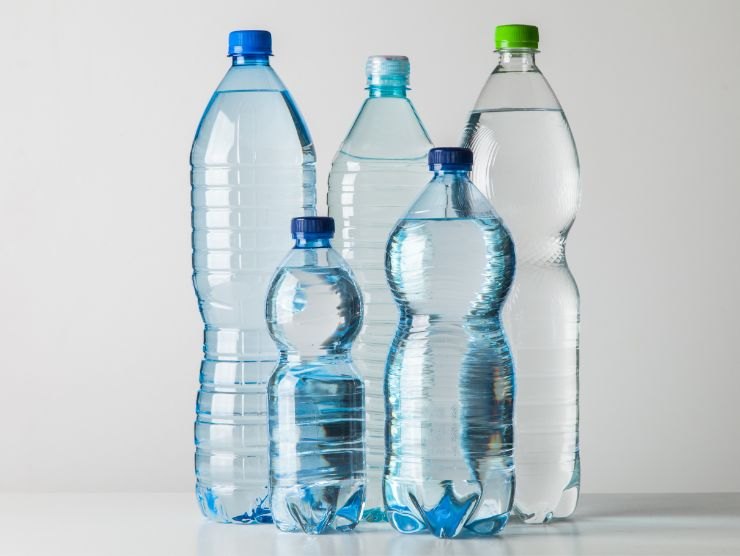 insieme di bottiglie di plastica piene d'acqua