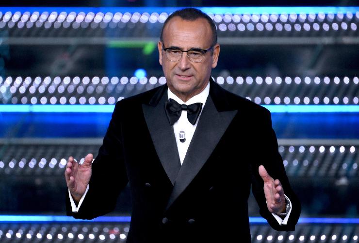 carlo conti sul palco di sanremo