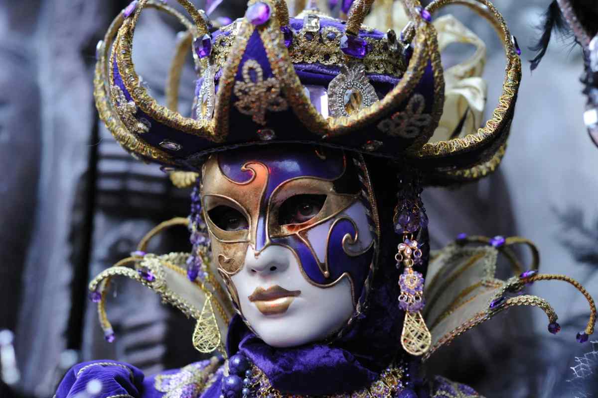 Maschera veneziana viola di Carnevale