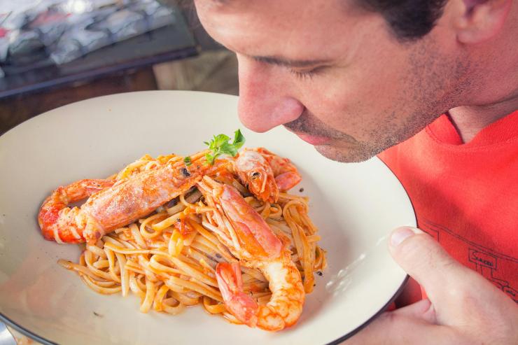 uomo pasta con gli scampi