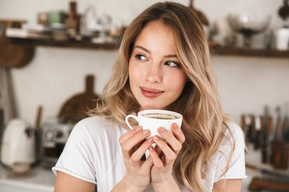 donna che beve caffè