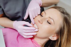 Dentista esamina i denti di una ragazza