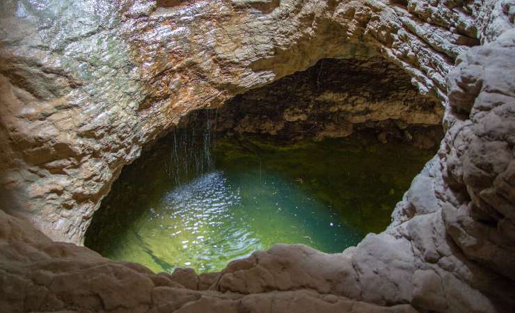 Grotta con lago e acqua che cade