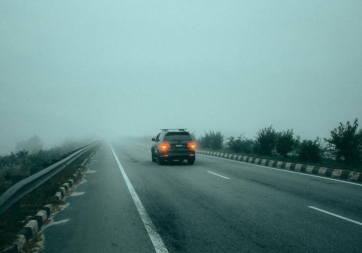 Auto nella nebbia