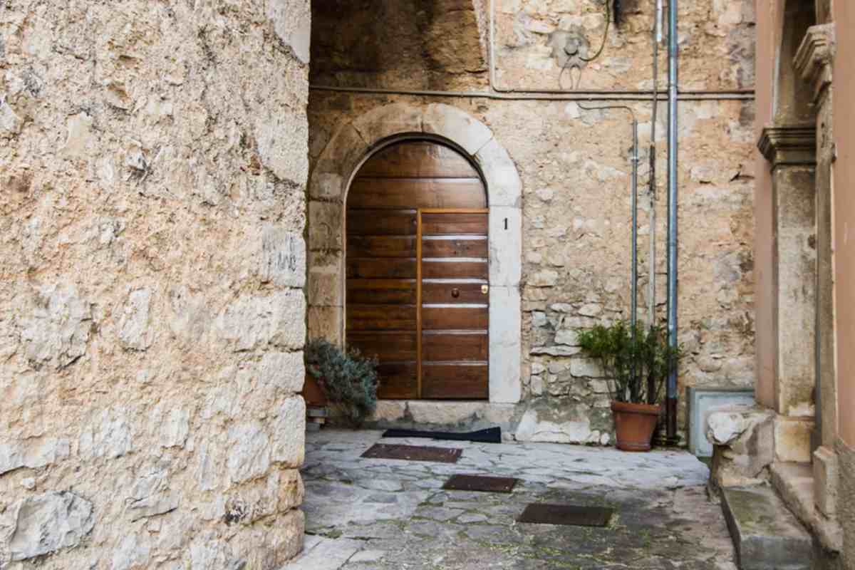 Portone chiuso di un edificio di Settefrati