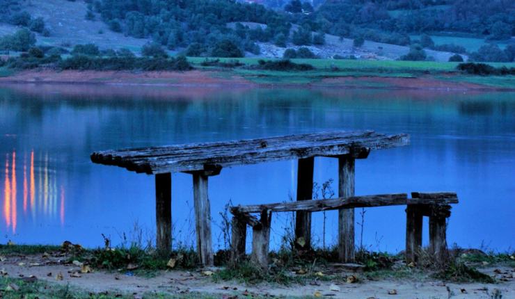 Scorcio del lago di Canterno con tavolo da picnic