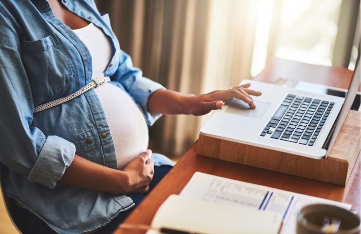 donna incita che lavora a pc