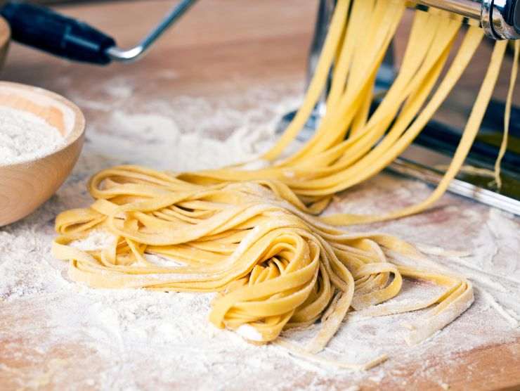 preparazione di fettuccine all'uovo fatte in casa