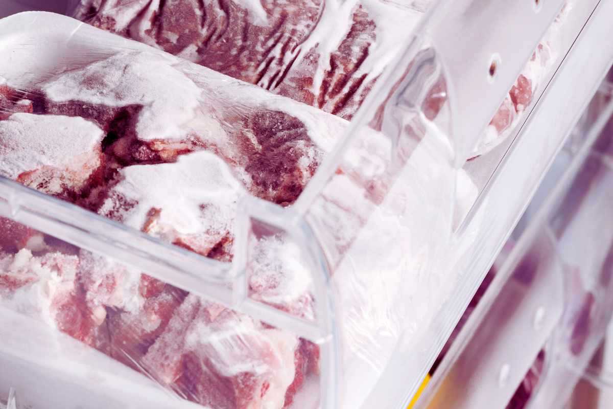 Pezzi di carne congelati dentro il freezer