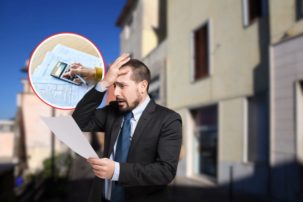 uomo disperato mentre legge bolletta