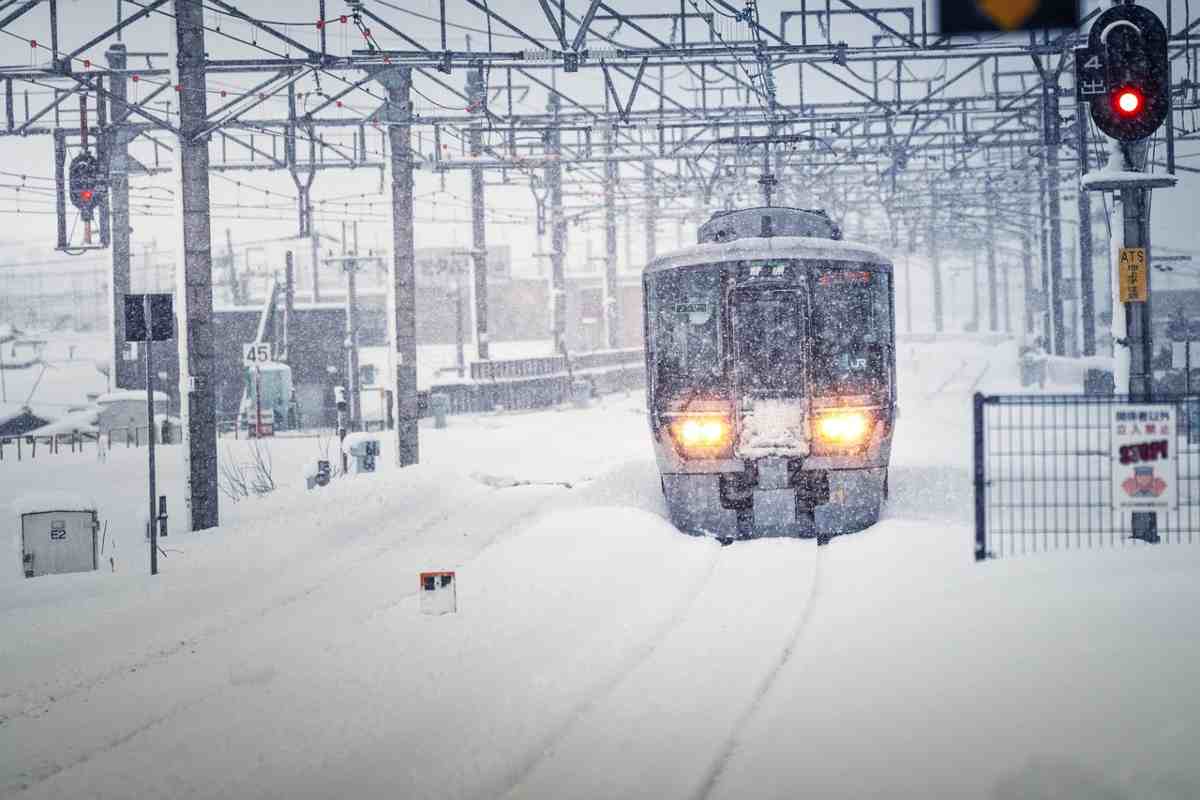 Treno bloccato dalla neve