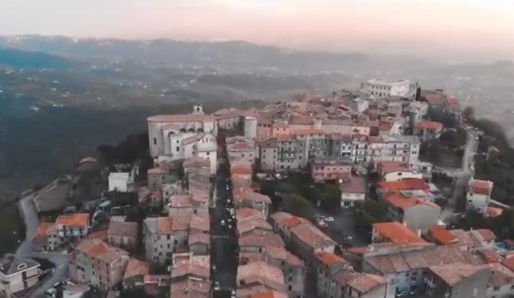 Paese di Acuto con vista tra le montagne