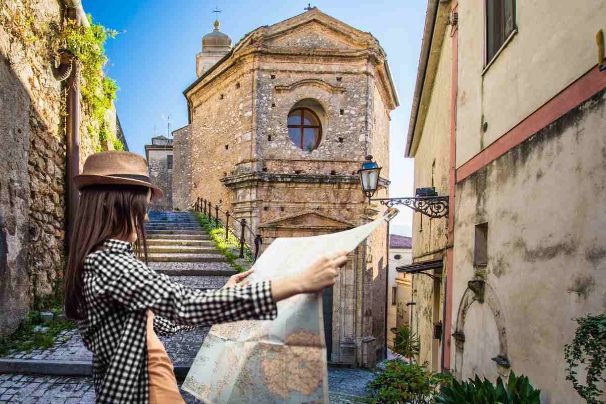 donna con cartina in una strada della ciociaria