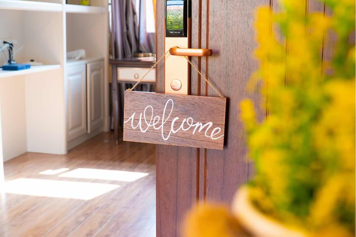 Porta con su il cartello "Welcome"