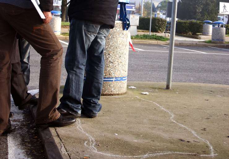 Foto gambe di due persone che parlano tra le strade di Frosinone