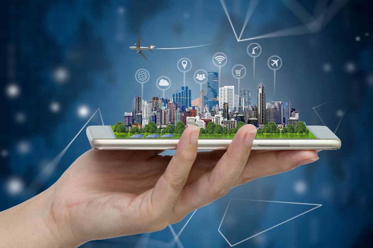 Città smart sul cellulare tenuto in mano